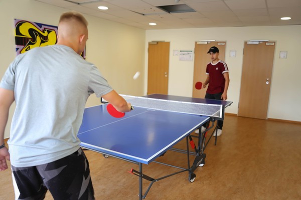 Jugendliche spielen Tischtennis