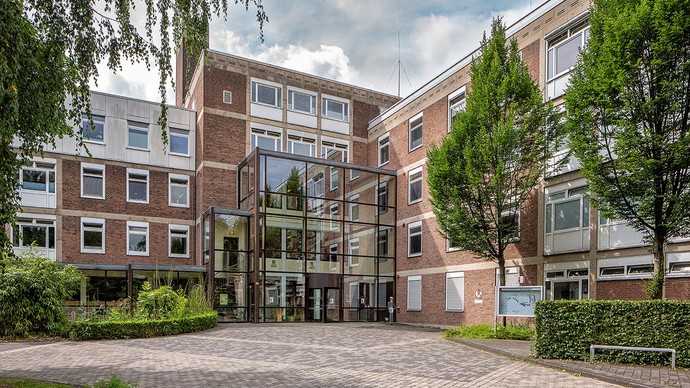 Das Bild zeigt das Hauptgebäude der Klinik.