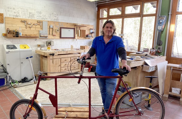 Stolz präsentiert Stefan Gilles das fertige Lastenfahrrad.