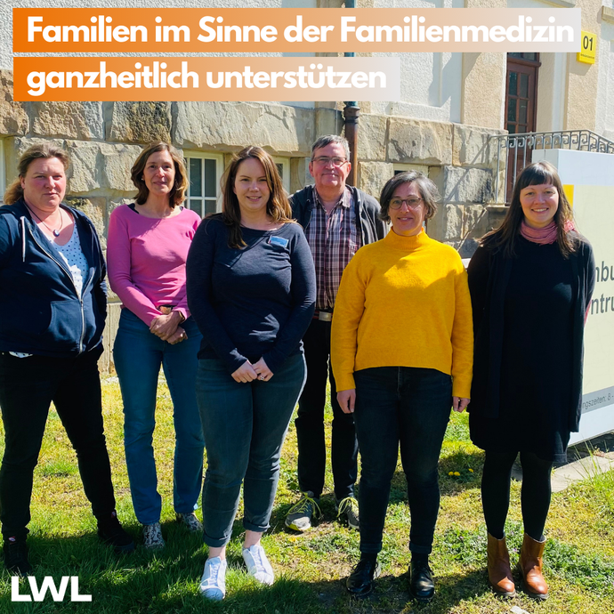 Das Bild zeigt sechs Kolleginnen und Kollegen auf dem Gelände der LWL-Klinik Gütersloh.